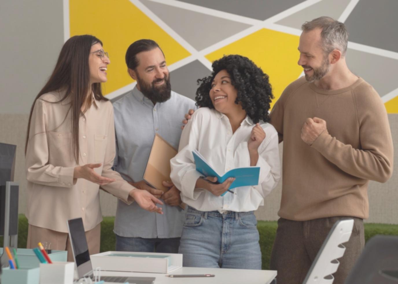 Profesionales trabajando en análisis financiero y presentaciones